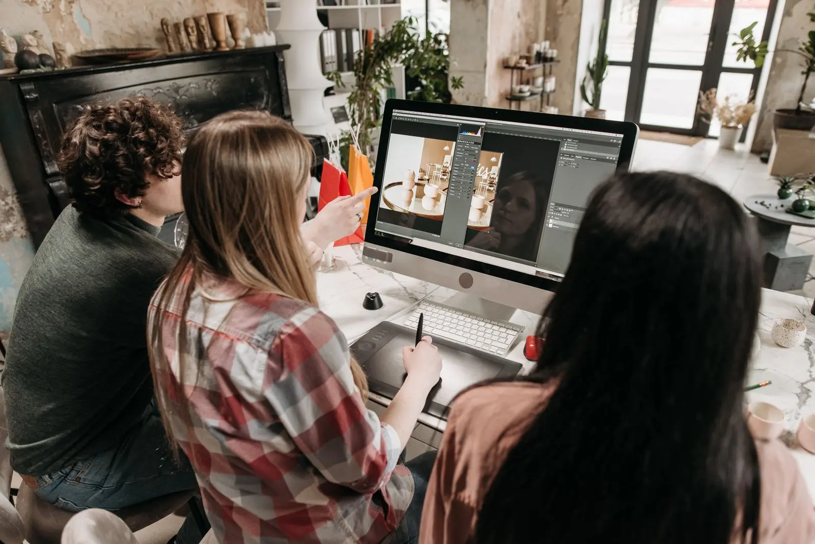 Equipo de Kinetik trabajando en un proyecto de diseño