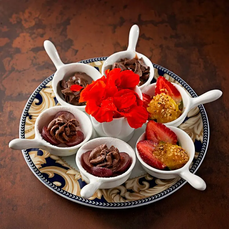 Postre de chocolate con frutillas
