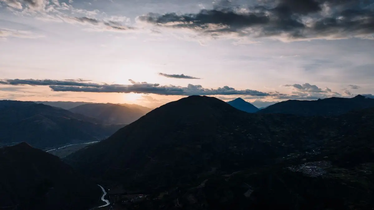 Montañas del valle al atardecer