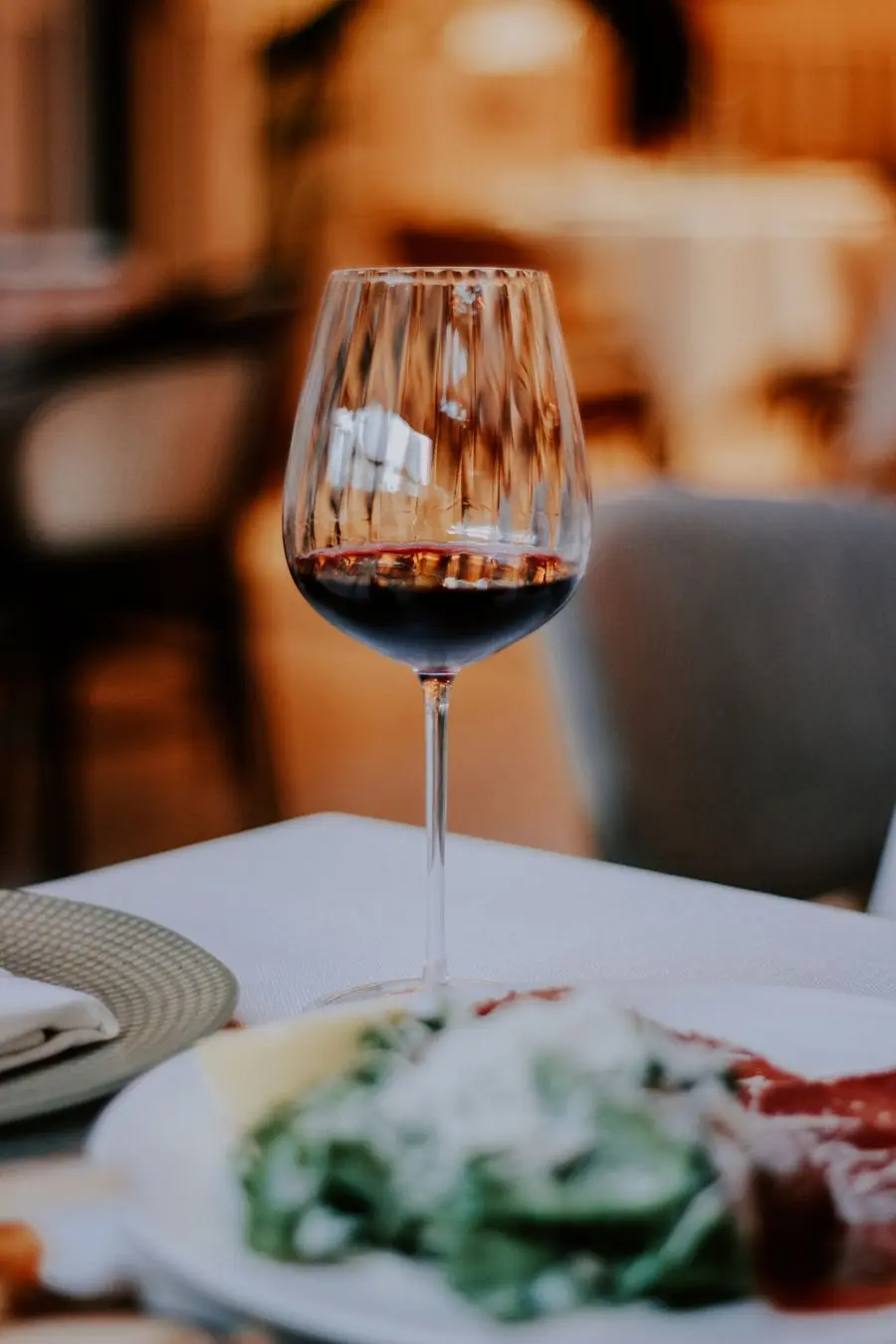 Copa de vino tinto en la mesa