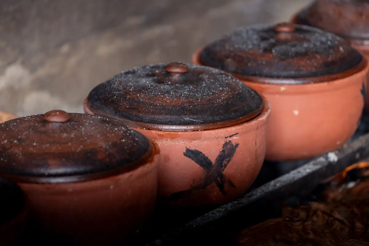Ollas de barro sobre el fuego