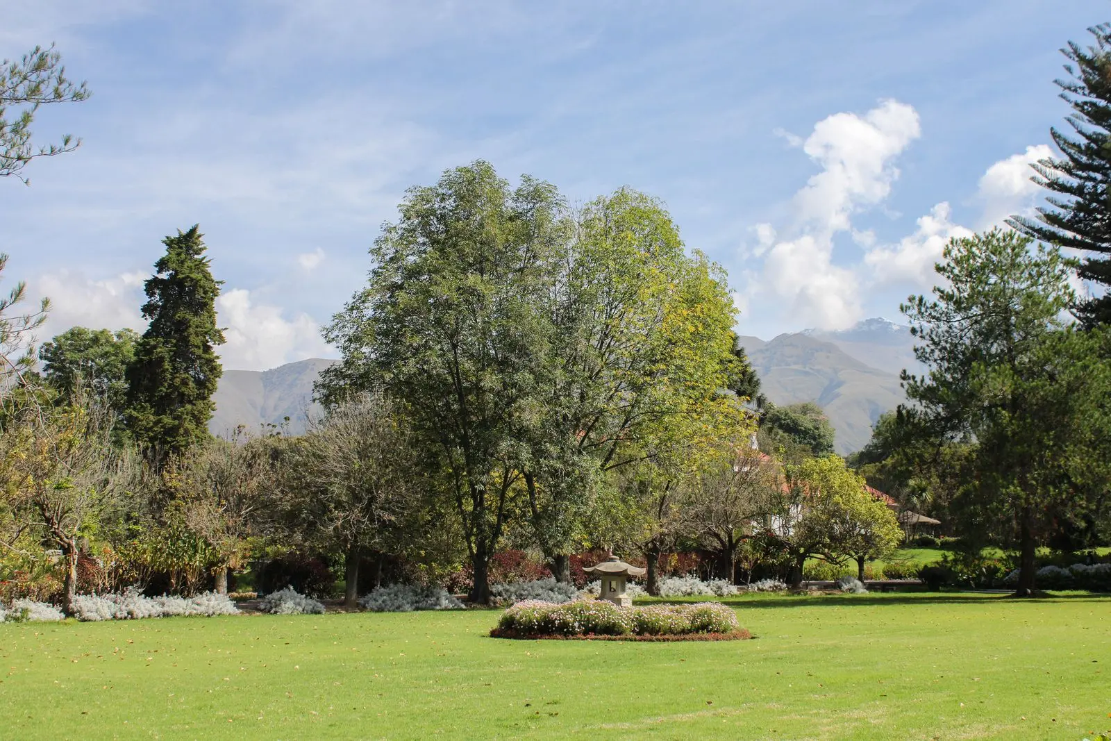 Parque en Cochabamba con montañas al fondo
