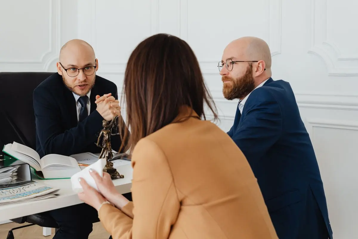 Reunión de abogados con una clienta